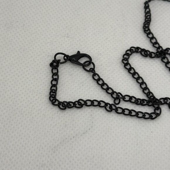 Brand New!! Pot leaf pendant with chain - Picture 3 of 4